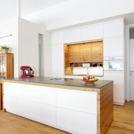 Weiß und Altholz mit Steinplatte Alpengrün