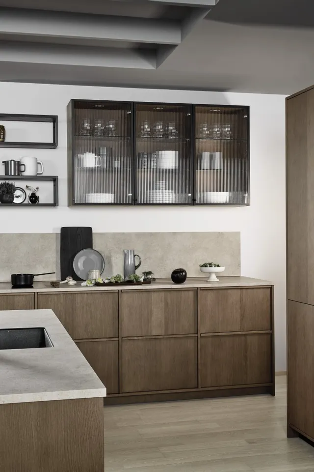 Moderne Einbauküche mit Holzfronten, offenem Regal und schwarzem Wasserhahn