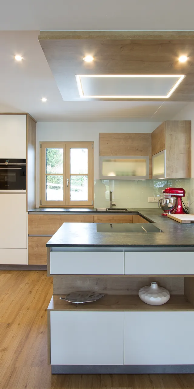 Moderne Einbauküche mit Holzoptik, Kochinsel, Einbauofen und Küchenmaschine