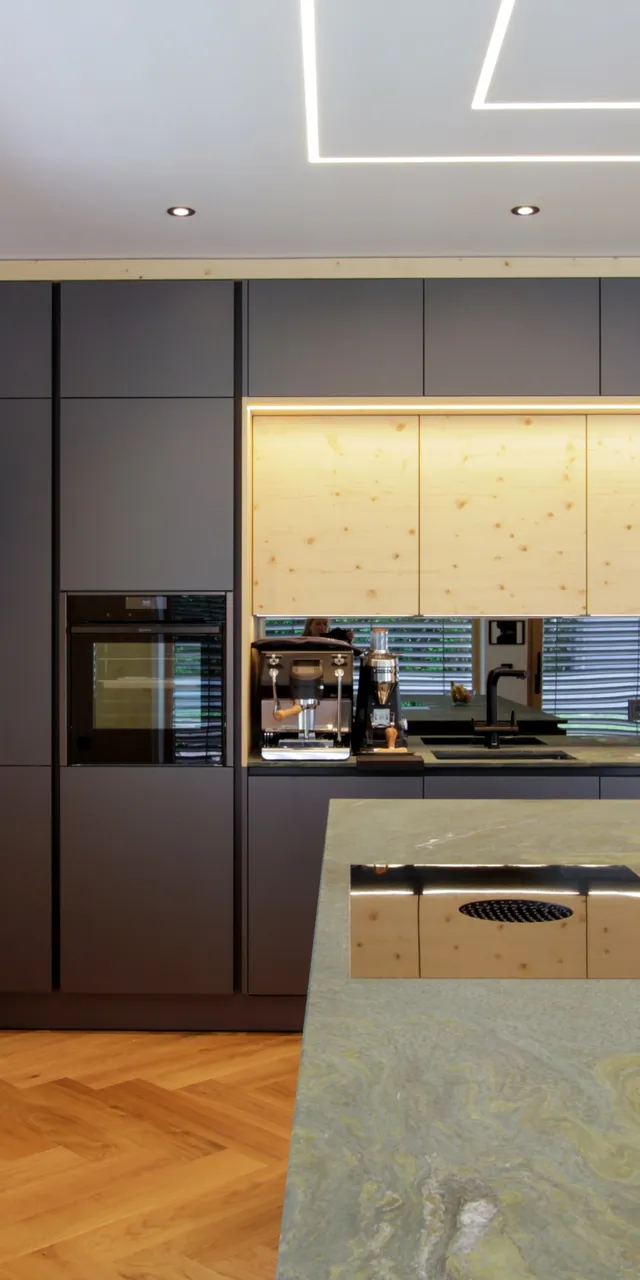 Moderne Küche mit Fichtenholz und Sitzfenster