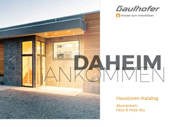 Modernes Haus mit Holzfassade und beleuchtetem Eingang bei Sonnenuntergang, Gaulhofer Haustüren-Katalog