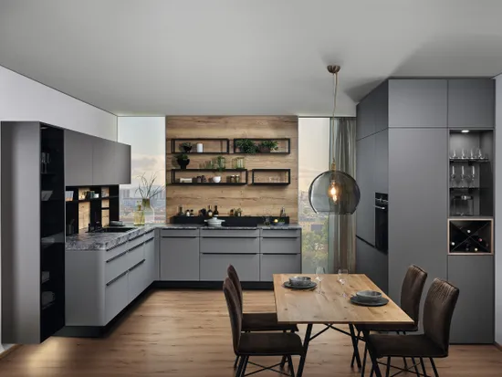 Moderne Einbauküche mit grauen Fronten, Holzdetails und Essbereich mit Holztisch und vier Stühlen