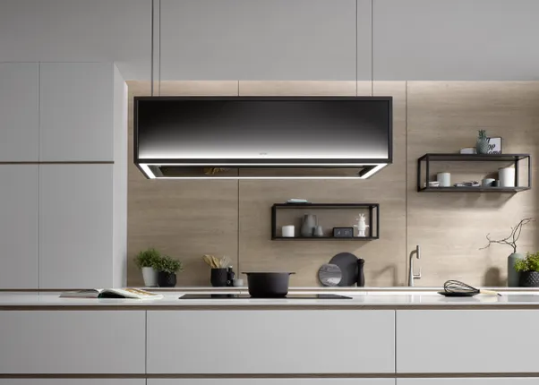 Moderne Küche mit Kochinsel, schwarzer Dunstabzugshaube und Holzrückwand