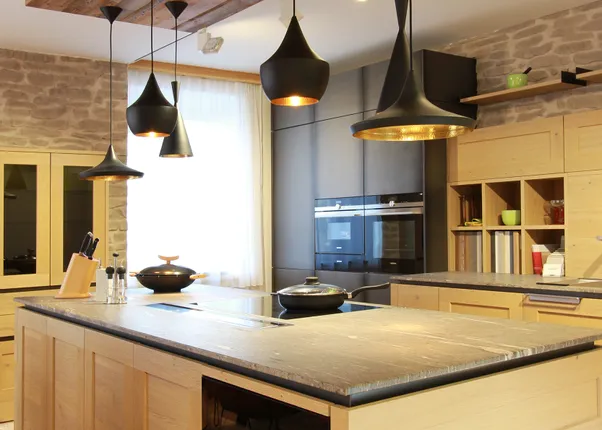 Moderne Küche mit Holzverkleidung, Kochinsel, Hängelampen und eingebauten Geräten