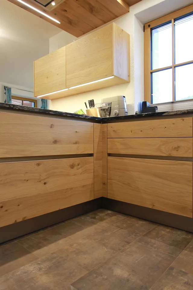 Moderne grifflose Holzküche