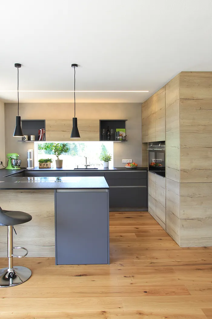 Moderne graue Küche mit Insel in Holz-Optik