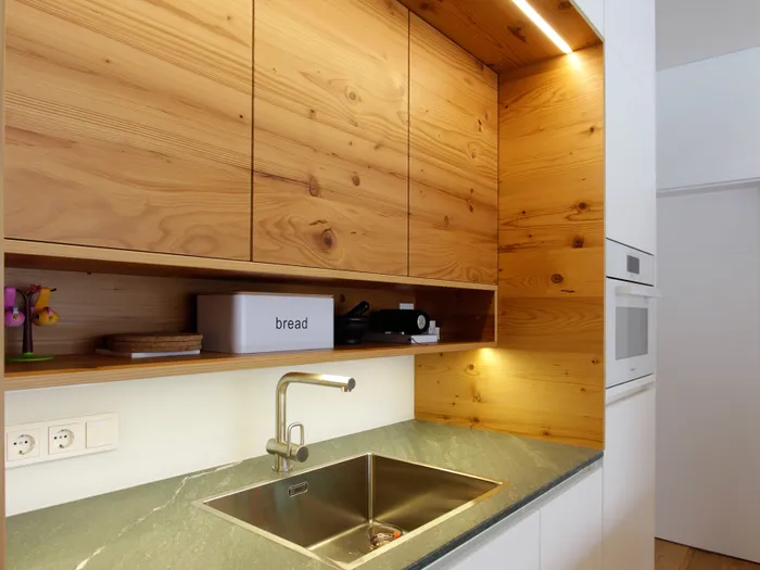 Moderne Küche mit Fichtenholz