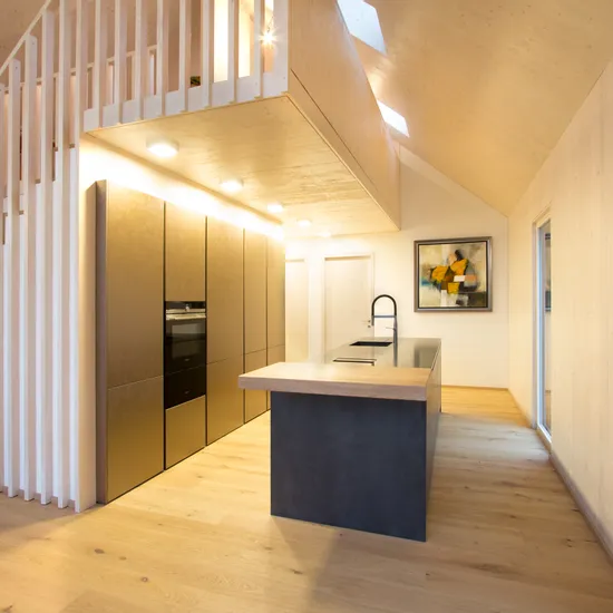 Betonoptik und Bronze Küche