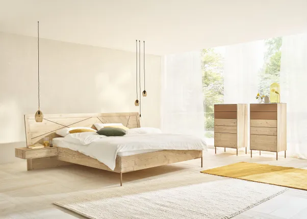 Modernes Schlafzimmer mit hellem Holzbett, Nachttischen und natürlichem Licht durch große Fenster