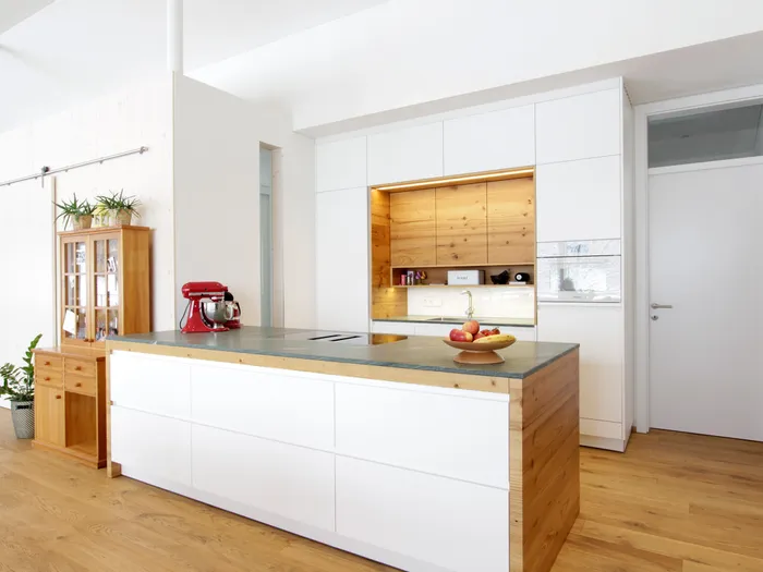 Moderne weiße Küche mit Holz und Steinplatte Alpengrün