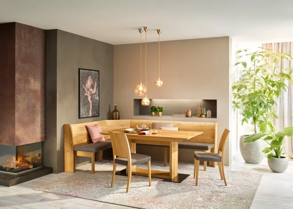 Moderne Essecke mit Eckbank und Holztisch, dekoriert mit Hängeleuchten und Zimmerpflanzen