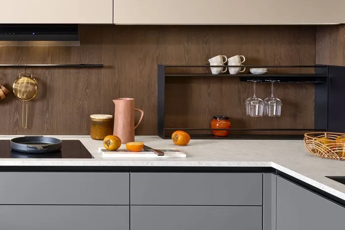 Moderne Küche mit grauen Unterschränken, Holzrückwand und offenen Regalen