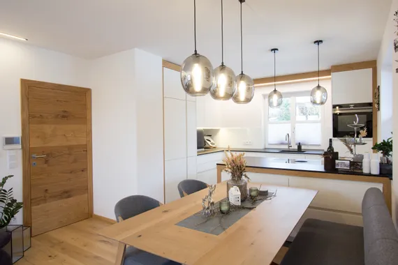 Weiße Küche mit Holz 