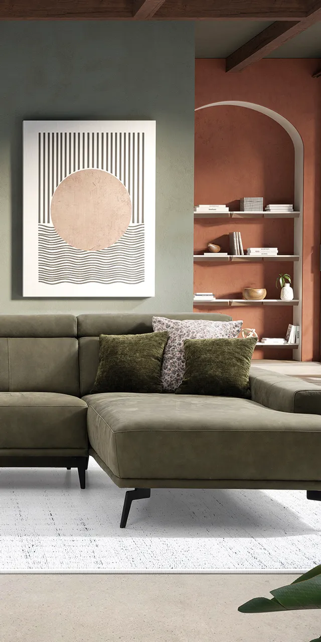 Modernes Wohnzimmer mit olivgrünem Ecksofa, Deko-Kissen und großem Fenster mit Gartenblick