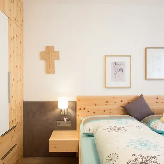 Modernes Zirbenschlafzimmer mit Einbauschrank