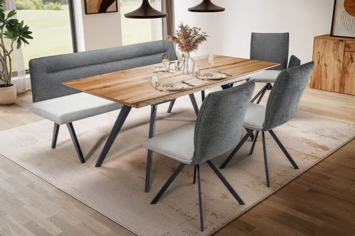 Moderner Essbereich mit Holztisch, grauen Polsterstühlen und Sitzbank auf hellem Teppich