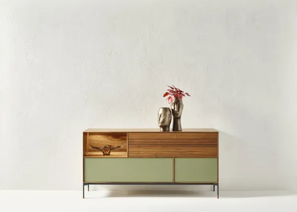 Design-Kommode aus Holz mit grünen Fronten, dekoriert mit Vasen und roten Blättern