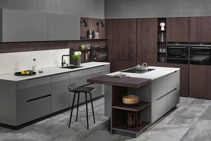 Moderne Einbauküche mit grauen Fronten, Kochinsel, Holzdetails und integrierten Elektrogeräten