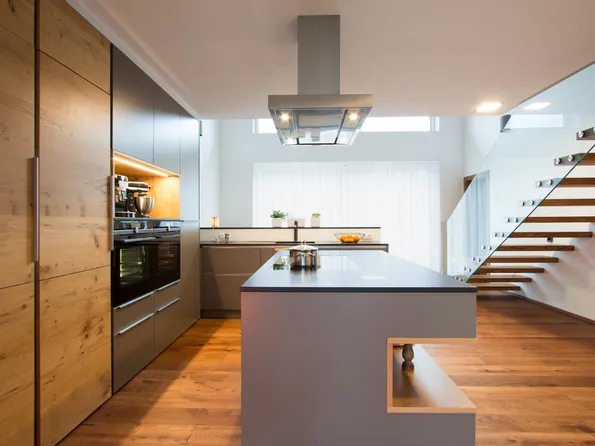 Basaltgrau und Eiche kombiniert