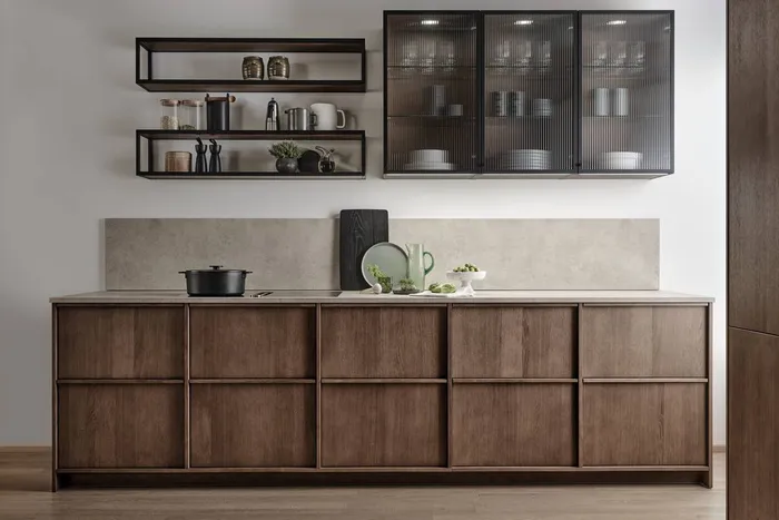 Moderne Küche mit offenen Regalen, Holzschränken und Glasvitrinen im minimalistischen Design