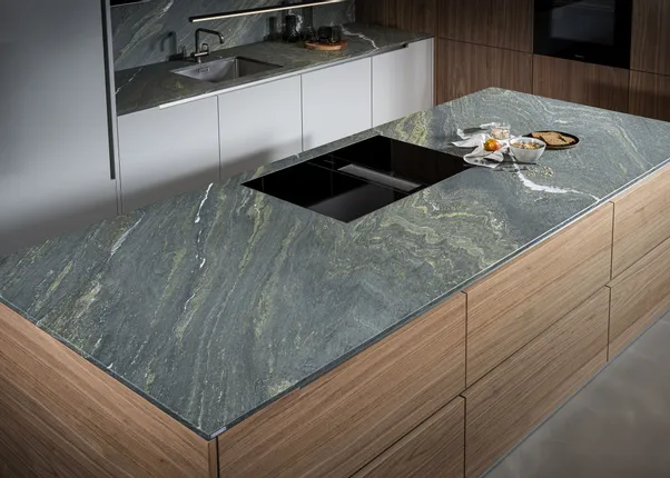 Steinplatte Alpengrün Holzküche