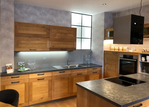 Moderne Einbauküche mit Holzfronten, Kochinsel und grauer Arbeitsplatte