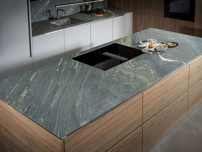 Steinplatte Alpengrün Holzküche