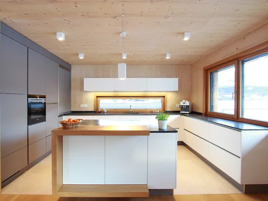 Moderne Küche im Holzhaus, Weiß und Grau, Decke in Fichte