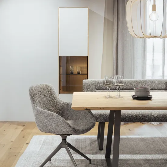 Modernes Esszimmer mit Holz-Esstisch, grauen Polsterstühlen und eleganter Hängelampe