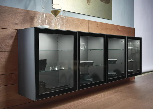 Moderne schwarze Hängeschränke mit Glasfront und Geschirr in stilvoller Wohnzimmereinrichtung