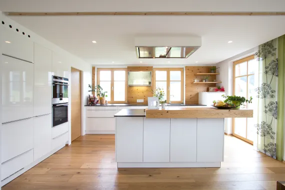 Moderne Küche mit Holz