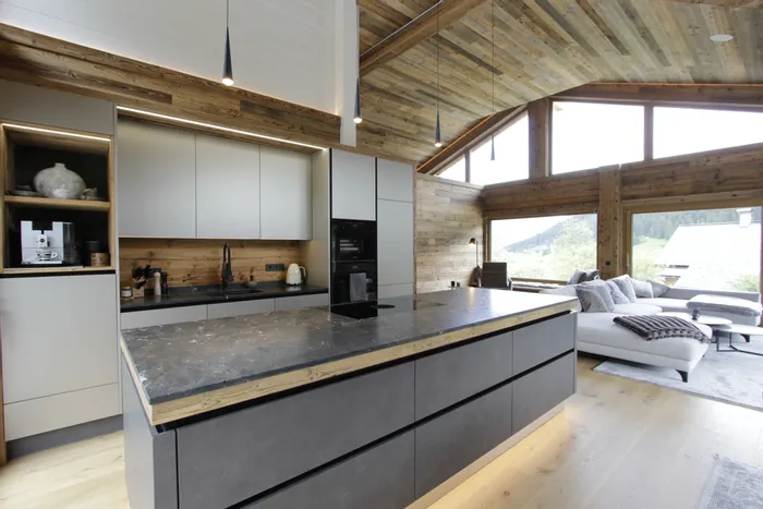 Die moderne Küche im Chalet wirkt elegant und zeitlos schön