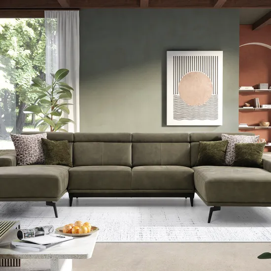 Modernes Wohnzimmer mit olivgrünem Ecksofa, Deko-Kissen und großem Fenster mit Gartenblick