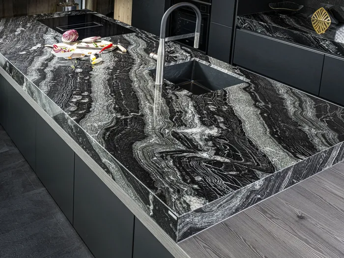 Steinplatte Black Canyon schwarze Küche