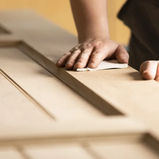 Hand schleift Holztüroberfläche für Tischlerei oder Möbelveredelung