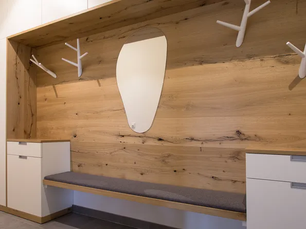 Moderne Garderobe mit Sitzbank, in Eiche
