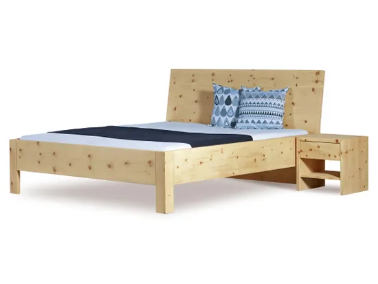 Modernes Doppelbett aus hellem Holz mit integriertem Nachttisch und blauer Bettwäsche