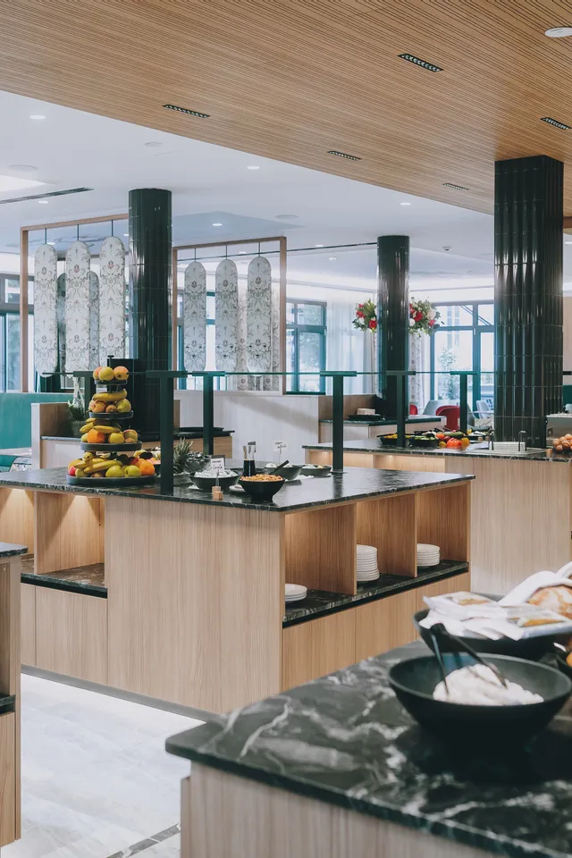 Modernes Frühstücksbuffet im Hotel mit frischem Gebäck, Obst und stilvollem Interieur