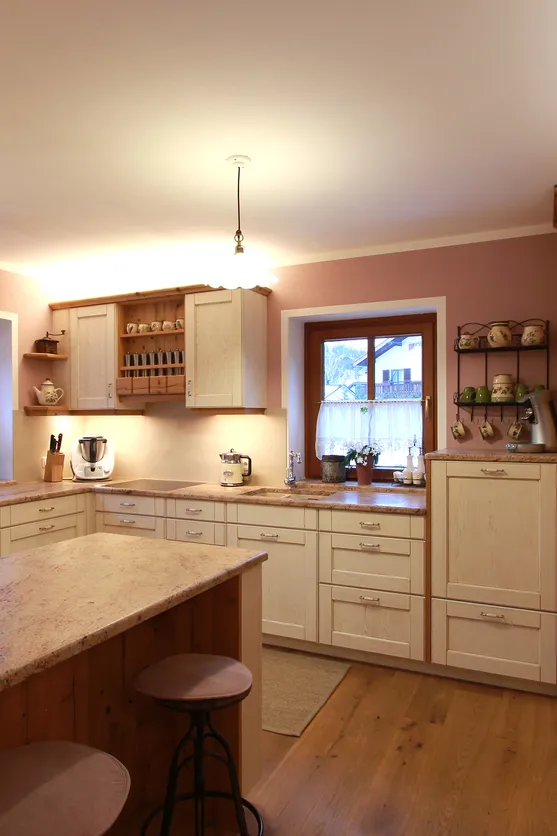 Gemütliche Landhausküche mit Holzfronten, Kücheninsel und modernen Einbaugeräten