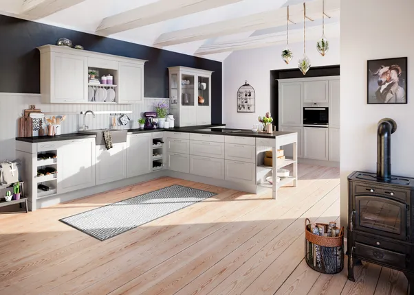 Moderne Landhausküche mit weißen Schränken, Kochinsel und Holzofen auf hellem Holzboden