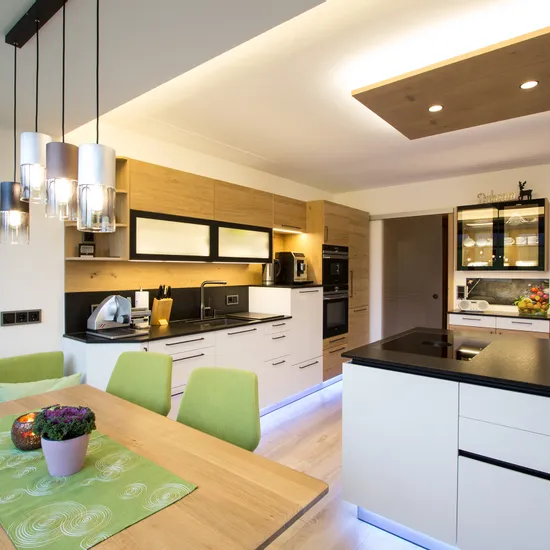 Gemütliche Küche weiß mit Eiche