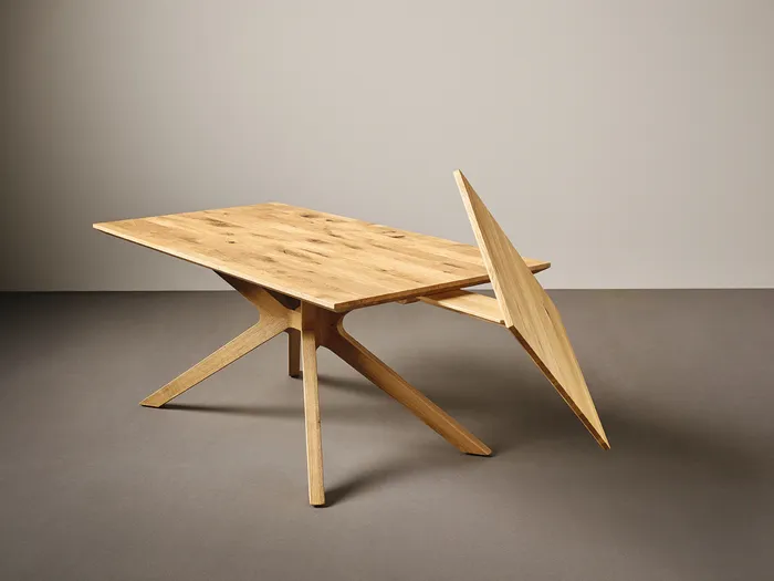 Ausziehbarer Holztisch mit modernem Design und schrägen Beinen auf grauem Boden