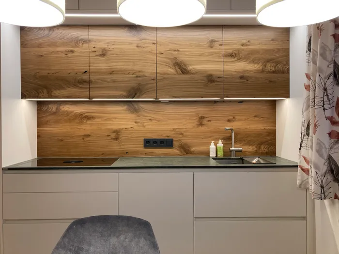 Oberschränke und Rückwand in Altholz