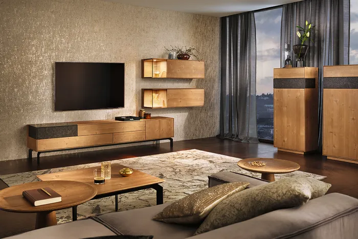 Modernes Wohnzimmer mit Massivholzmöbeln, Wand-TV und stilvoller Dekoration bei Abendlicht