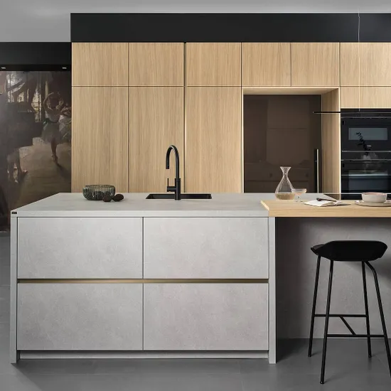Moderne Küche mit hellem Betoninselblock, Holzfronten und schwarzem Wasserhahn