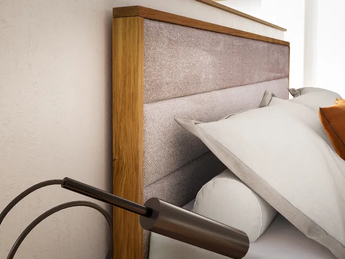 Polsterbett mit Holzrahmen, beigefarbenem Kopfteil und großen Kissen im modernen Schlafzimmer