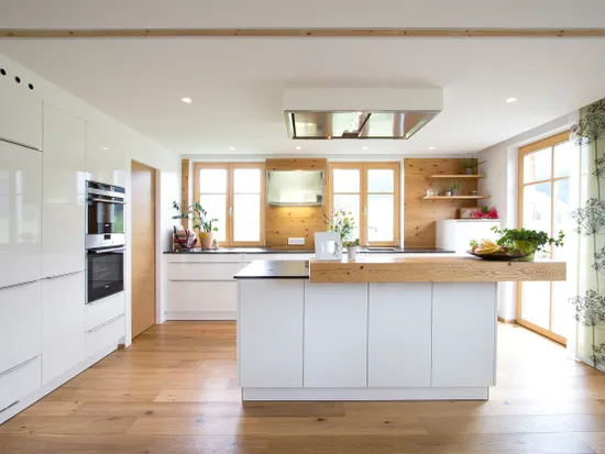 Moderne Küche mit Holz