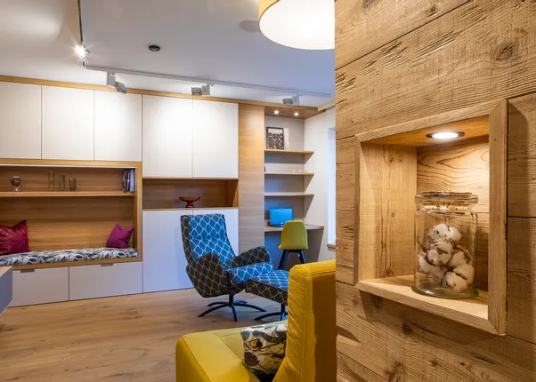 Modernes Wohnzimmer mit Leseecke, Holzdekor, Designermöbeln und Glaseinsatz mit Baumwolle