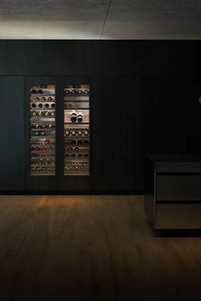 Moderne schwarze Küche mit integriertem Weinkühlschrank und hölzernem Boden