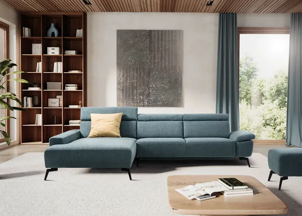 Modernes Wohnzimmer mit blauer Ecksofa, Holzregal und großem Fenster mit Blick ins Grüne